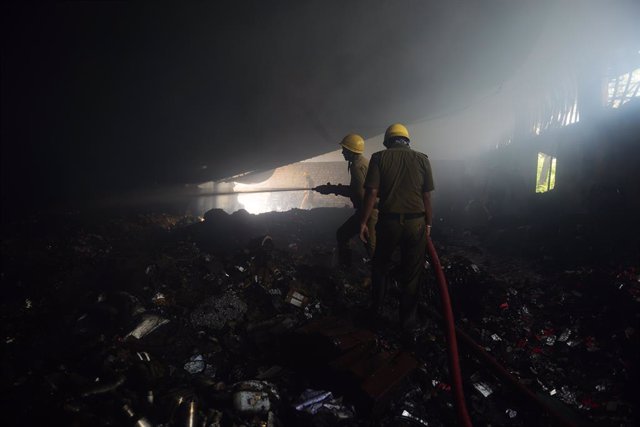 08 June 2019, India, Kolkata: FireFighters try to extinguish a fire that broke out at a warehouse for a wholesale market at Jagannth Ghat near Howrah Bridge. Photo: Sumit Sanyal/ZUMA Wire/dpa