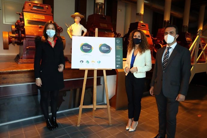 La delega pronvincial de Turismo de la Junta de Andalucía, Rosa Hernández, la teniente de Alcalde y concejal de Turismo en el Ayuntamiento de Alcalá de Guadaíra,  Rosa Carro, y el delegado Territorial de Justicia, Javier Millán.