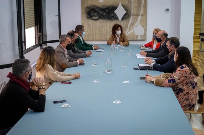Reunión de la presidenta de la Diputación de Huelva, María Eugenia Limón, con los alcaldes de los municipios a los que afectará en hospital de la Costa Occidental de Huelva.