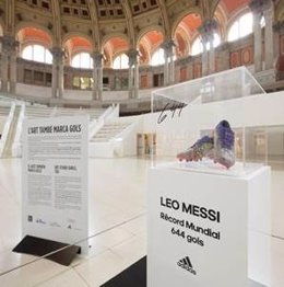 Las botas del futbolista argentino Leo Messi con las que batió el récord mundial de goles marcados en un mismo club en la Sala Oval del MNAC
