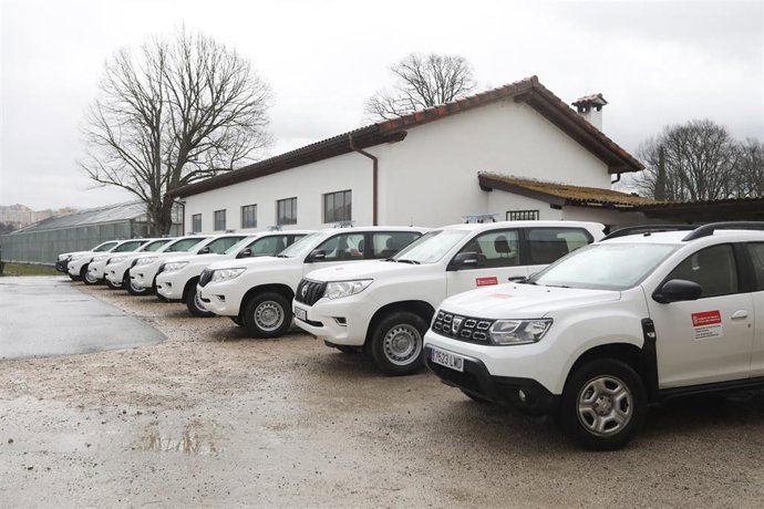 Los nuevos vehículos, en el parking en la finca de Miluze, en Pamplona