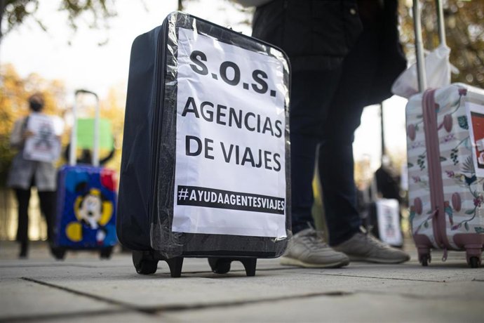 Asociaciones representativas de las agencias de viajes y grupos de agentes concentrados en la Plaza Nueva para reclamar al Gobierno medidas para paliar las pérdidas de un sector que se considera "olvidado" por la Administración. En Sevilla (Andalucía, E