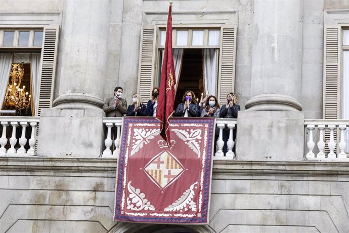 Barcelona cuelga el pendón de Santa Eullia en una fiesta sin actividades en las calles