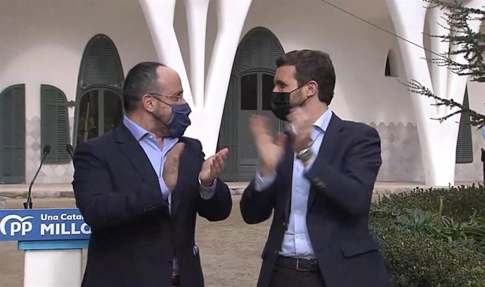 (i-d) El candidato del PP a las elecciones del 14F, Alejandro Fernández, y el presidente de la formación, Pablo Casado, en un acto en Terrassa (Barcelona)
