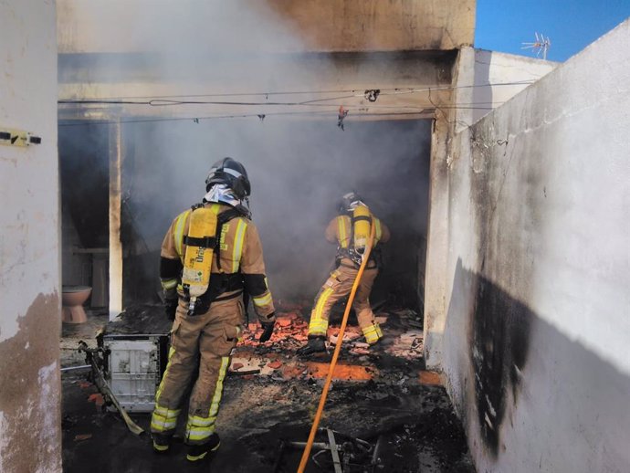 Efectivos del CEIS trabajan en la extinción de un incendio declarado en un vivienda de Roldán (Torre Pacheco)