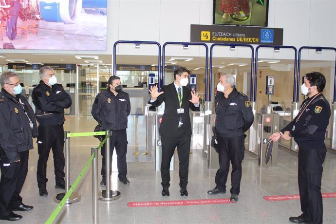 [Sevilla] El Comisario Provincial De Policía Nacional Inspecciona Las Nuevas Instalaciones De Control De Pasajeros Del Aeropuerto De Sevilla
