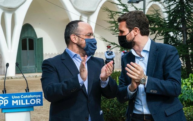 El líder del PP, Pablo Casado, i el candidat del partit a la presidència de la Generalitat, Alejandro Fernández, a Terrassa. Catalunya (Espanya), 12 de febrer del 2021.