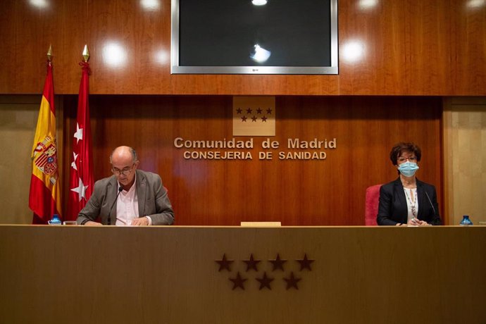 El viceconsejero de Salud Pública y Plan COVID-19 de la Comunidad de Madrid, Antonio Zapatero, y la directora general de Salud Pública, Elena Andradas, intervienen durante una rueda de prensa convocada ante los medios, en Madrid, (España), a 12 de febre