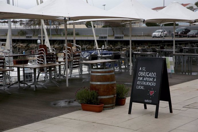 Terraza de un restaurante cerrado en Lisboa