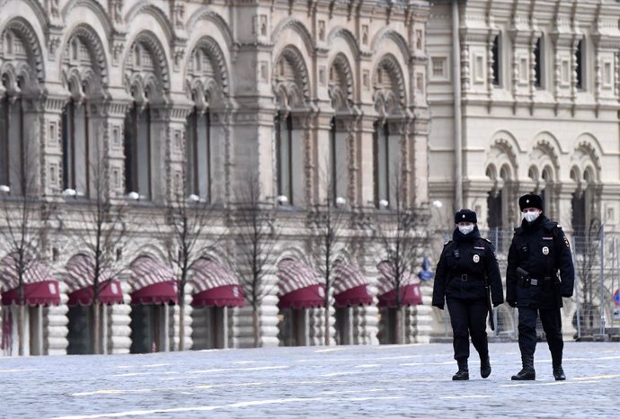 Policías patrullan en Rusia