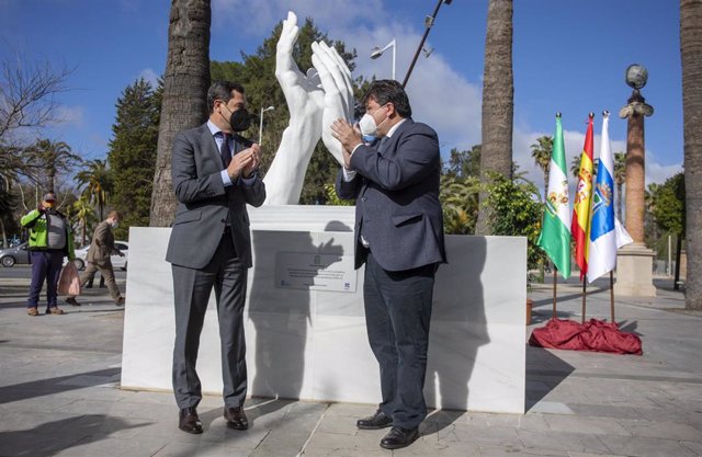 El presidente de la Junta, Juanma Moreno, y el alcalde de Huelva, Gabriel Cruz, durante la inauguración de la escultura homenaje a los sanitarios y sectores esenciales por su labor durante la pandemia del Covid-19.  