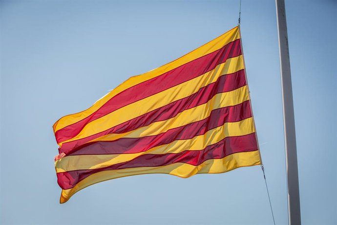 Bandera de Cataluña, seyera, ondeando durante la entrega de diplomas en Mollet del Valls (Barcelona) a 804 agentes -454 nuevos Mossos d'Esquadra y 350 policías locales- que se han graduado en el Institut de Seguretat Pública de Catalunya (ISPC).