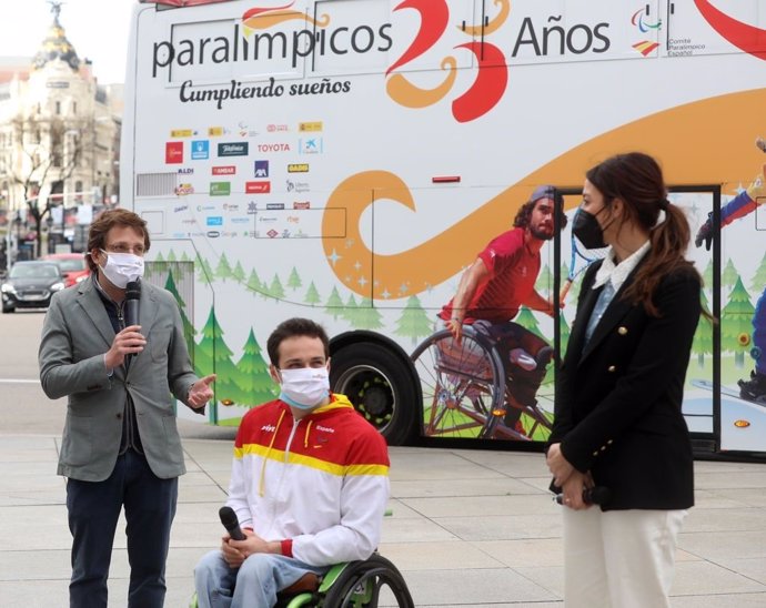 Un autobús vinilado conmemora los 25 años del Comité Paralímpico Español.