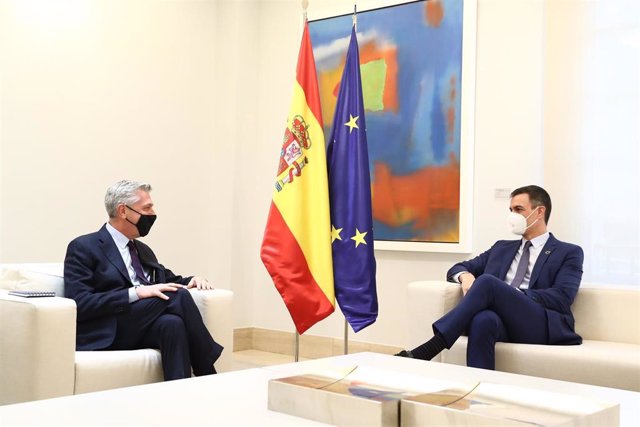 El presidente del Gobierno, Pedro Sánchez, reunido con el Alto Comisionado de Naciones Unidas para los Refugiados (ACNUR), Filippo Grandi