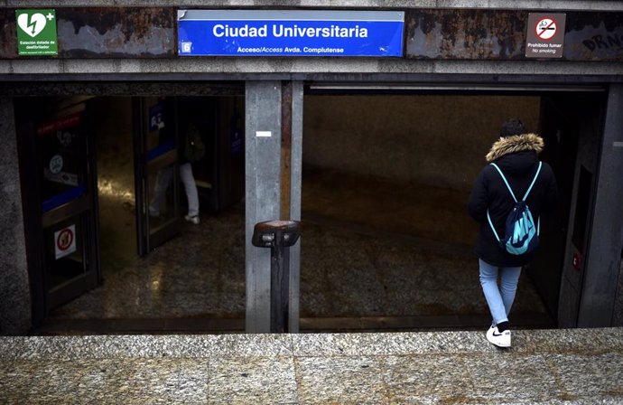 Una estudiante entra al metro de Ciudad Universitaria.