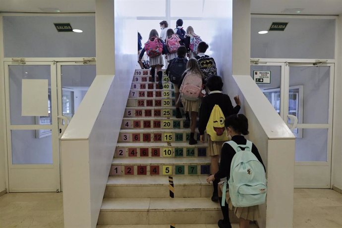 Niños subiendo escaleras del Colegio Privado Alameda de Osuna en el primer día del curso escolar 2020-2021, en Madrid (España) a 7 de septiembre de 2020. Los colegios públicos comenzarán mañana, 8 de septiembre, las clases de forma escalonada, que en Ma