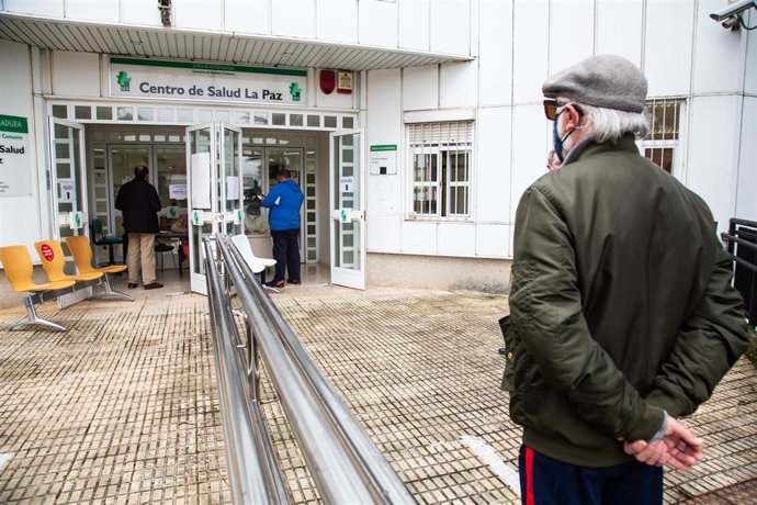 Un hombre espera en una fila frente al Centro de Salud La Paz, en Badajoz.
