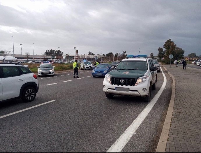Uno de los controles de cierre perimetral establecidos en Córdoba por la Guardia Civil, en una imagen de archivo.