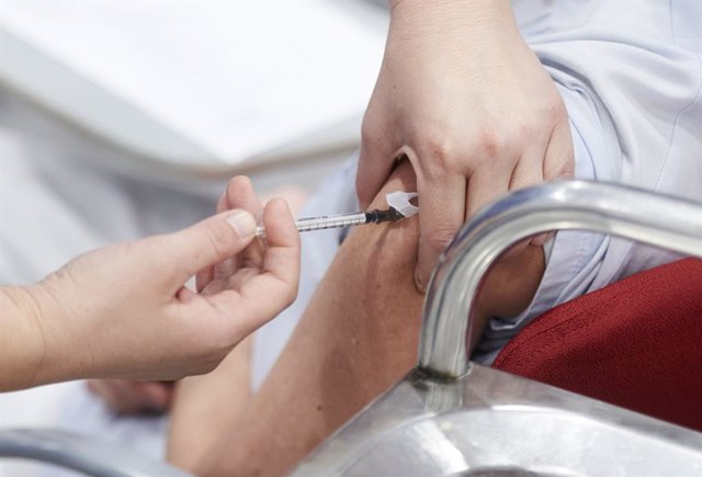 Una trabajadora sanitaria inyecta la segunda dosis de la vacuna de Pfizer-BioNTech contra la Covid-19 a una sanitaria del Hospital Universitario Marqués de Valdecilla, en Santander, Cantabria (España), a 12 de febrero de 2021. Hace más de un mes que el 