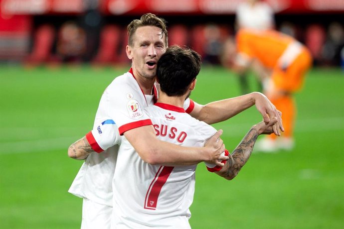 De Jong celebra un gol del Sevilla con Suso