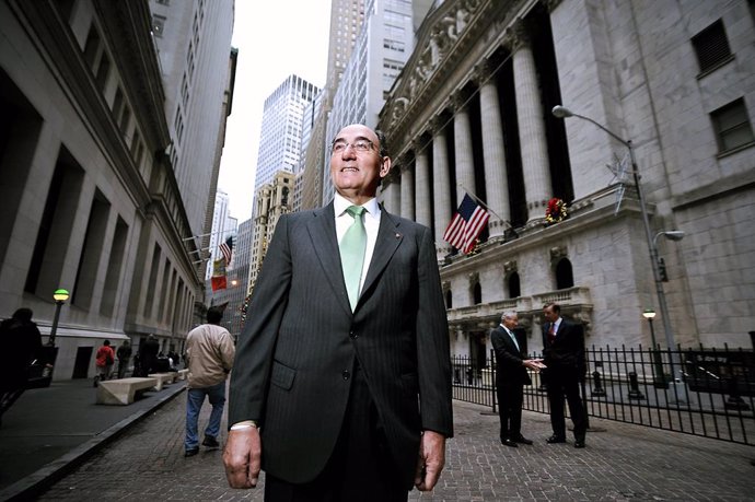 121715 Iberdrola Ceo Ignacio Galan, Along With His Fellow Board Members, Open The Nyse With Avangrid, Nyc.