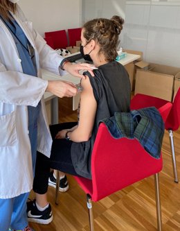 Vacunación contra la COVID-19 con la vacuna Moderna a una estudiante de Medicina de la Universidad de Oviedo