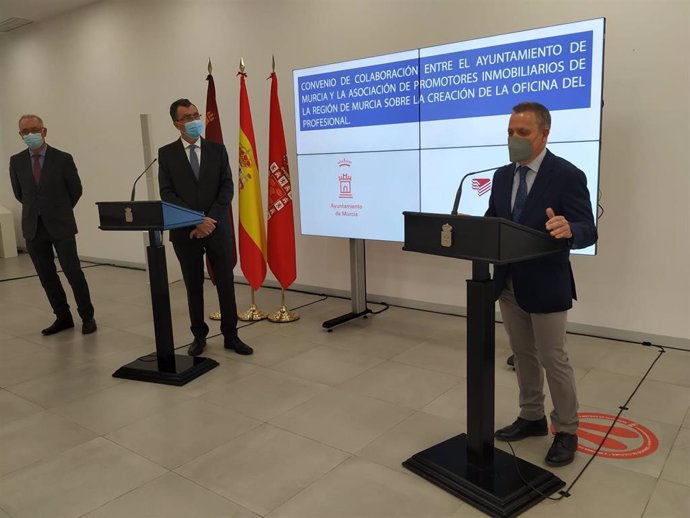 Firma del convenio entre APIRM y el Ayuntamiento de Murcia