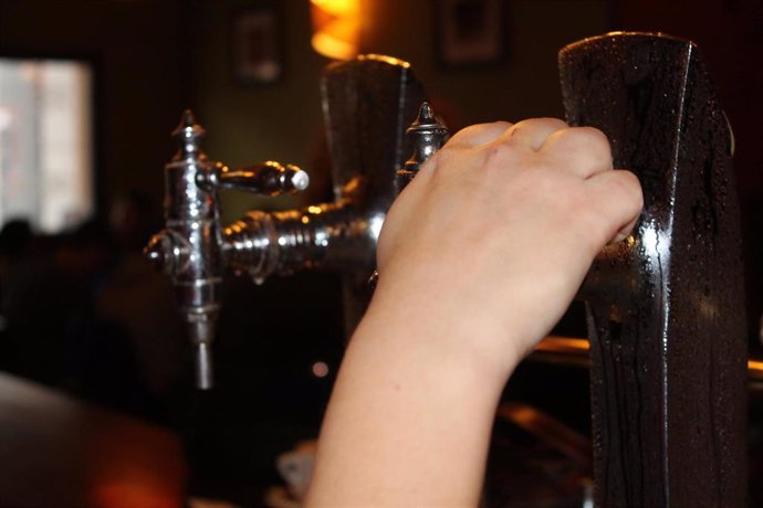 Imagen de archivo de un grifo de cerveza en un bar