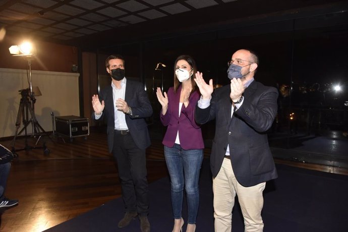 (i-d) El presidente del PP, Pablo Casado, la número 2 al 14F, Lorena Roldán, y el candidato, Alejandro Fernández, en el acto de cierre de campaña en Barcelona