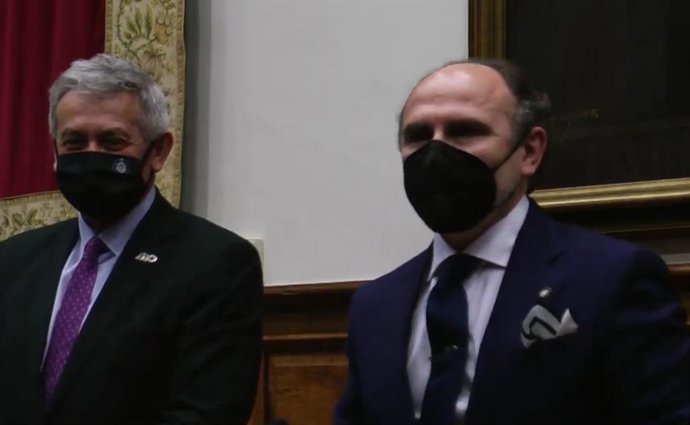 El rector en funciones Santiago García Granda y el rector electo, Ignacio Villaverde, tras conocerse los resultados de la jornada electoral