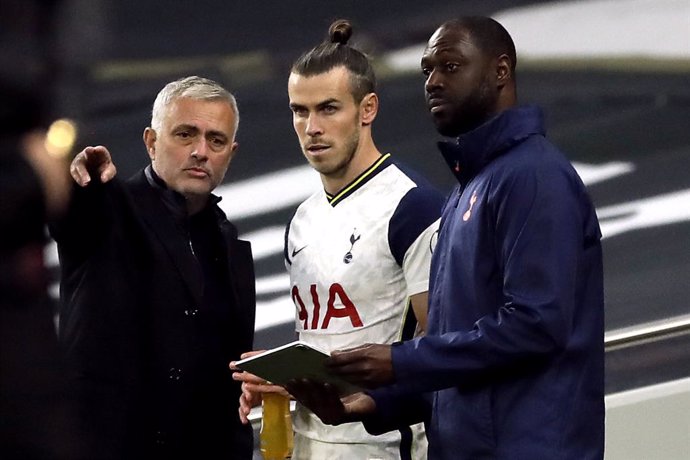 18 October 2020, England, London: Tottenham Hotspur manager Jose Mourinho speaks to Gareth Bale as he prepares to come on during  the English Premier League soccer match between Tottenham Hotspur FC and West Ham United FC at Tottenham Hotspur Stadium. P