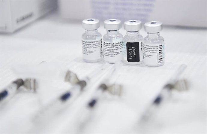 Varios frascos con la segunda dosis de la vacuna de Pfizer-BioNTech contra la Covid-19 en el Hospital Universitario Marqués de Valdecilla, en Santander, Cantabria (España), a 12 de febrero de 2021. Hace más de un mes que el 90% del personal sanitario de