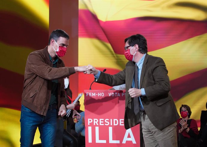 El president del Govern, Pedro Sánchez, i el candidat socialista a les eleccions catalanes, Salvador Illa, en el tancament de campanya per als comicis del 14 de febrer de 2021.