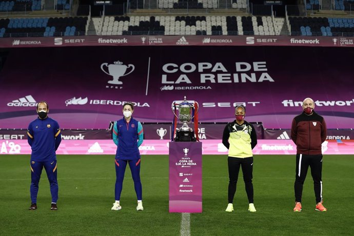 De izda a dcha: Lluís Cortés, Vicky Losada, Jade Boho y Javier Moncayo posan junto al trofeo de la Copa de la Reina