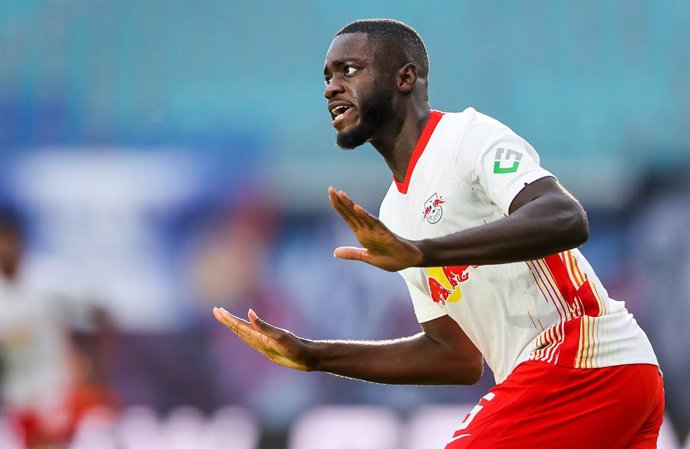 24 October 2020, Saxony, Leipzig: Leipzig's Dayot Upamecano celebrates scoring his side's first goal during the German Bundesliga soccer match between RB Leipzig and Hertha BSC at Red Bull Arena. Photo: Jan Woitas/dpa-Zentralbild/dpa - IMPORTANT NOTE: I