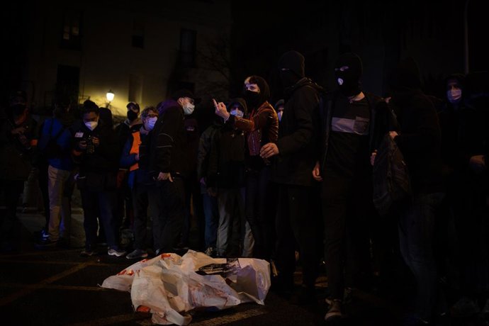 Unes 100 persones protesten contra l'acte final de campanya de Vox a Barcelona, el 12 de febrer de 2021.