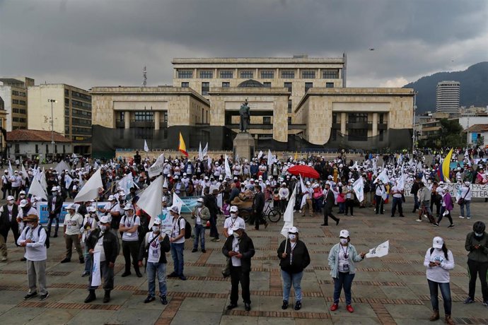 Miembros del partido Comunes solicitan que se apliquen los acuerdos de paz en una manifestación de noviembre de 2020.