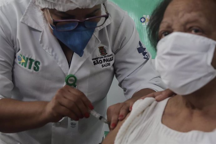 Una mujer recibe la vacuna Sinopharm contra el coronavirus en un centro de salud de Sao Paulo, Brasil.
