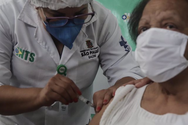 Una mujer recibe la vacuna china contra el coronavirus en un centro de salud de Sao Paulo, Brasil.