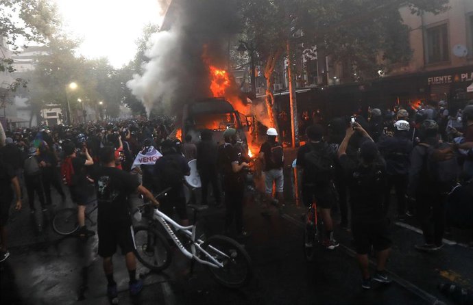 Queman carro de Carabineros en Chile