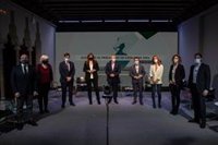 Los candidatos pasan una jornada de reflexión familiar entre películas, 'calçots' y arroces