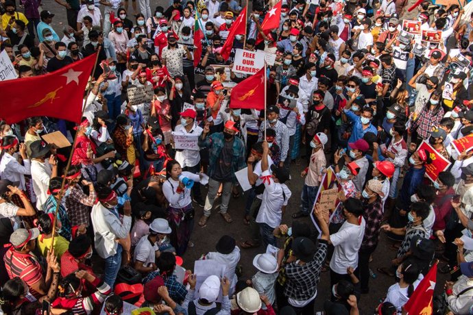 12 February 2021, Myanmar, Yangon: People take part in the seventh day of demonstrations against the military coup d'etat that deposed Myanmar State Counsellor of Myanmar Aung San Suu Kyi. Photo: Santosh Mmr/SOPA Images via ZUMA Wire/dpa