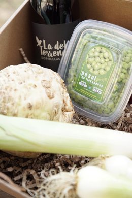 Imagen de la cesta, en la que se puede ver el vino de Bullas