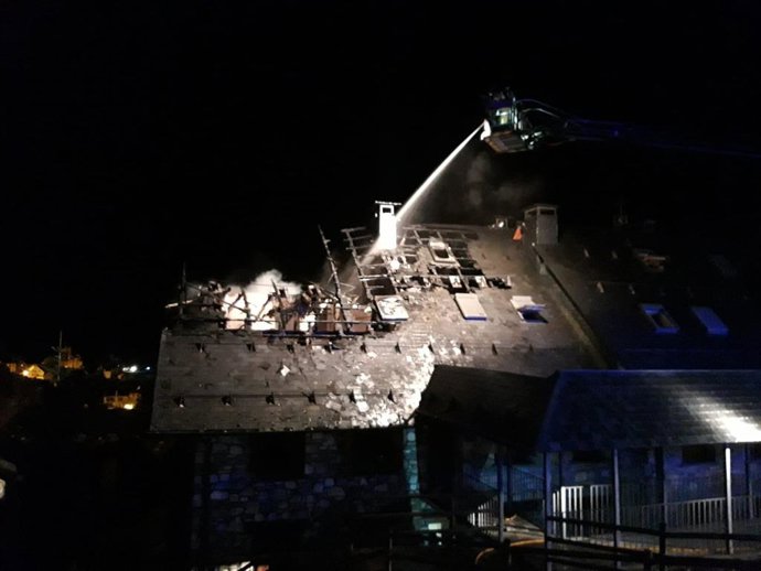 Un incendio en Sallent de Gállego arrasa dos inmuebles de un bloque de apartamentos.