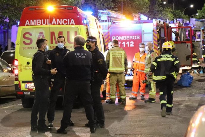 Bomberos rescatan a ocho personas en el incendio en una vivienda en Virgen del Remedio en Alicante