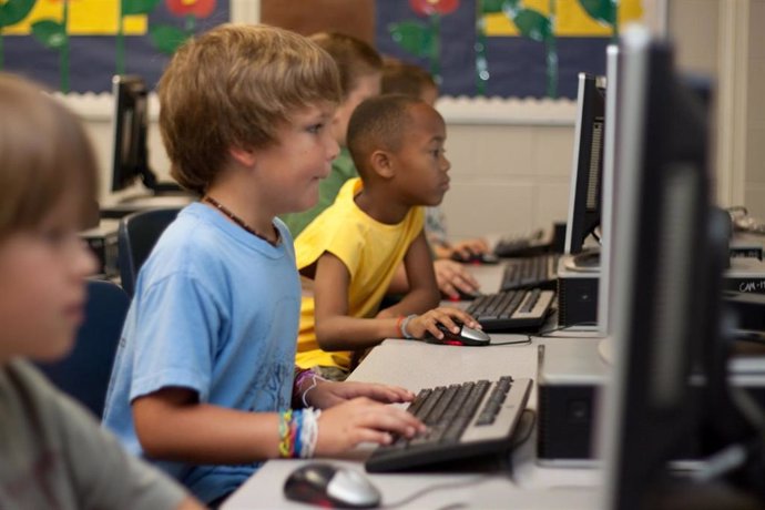 Niños usando el ordenador