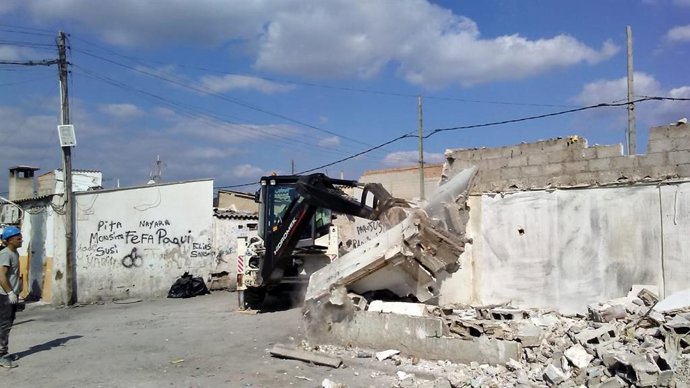 Demolición de un albergue en el poblado de Son Banya.