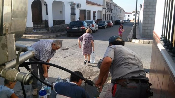 Vecinos de humilladero recogen agua de un camion cisterna 