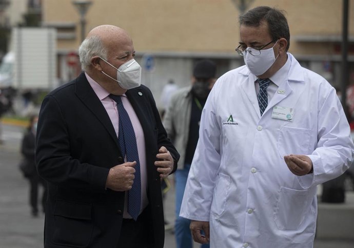 El consejero de Salud y Familias, Jesús Aguirre (i), conversa con el director gerente del hospital, Manuel Molina, durante la visita a las nuevas instalaciones del Hospital Infantil Virgen del Rocío. En Sevilla (Andalucía, España), a 27 de enero de 2021.