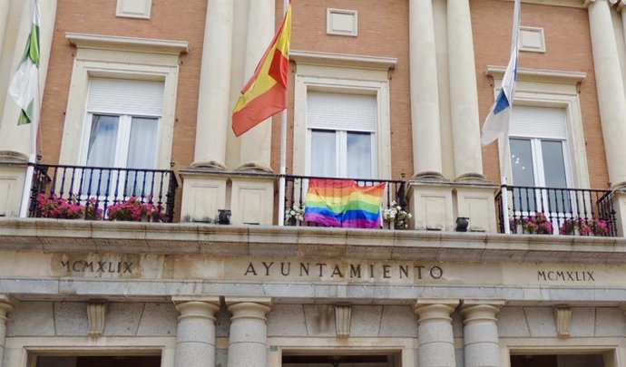 La bandera del colectivo LGTBIQ+ ondea en el Ayuntamiento en una foto de archivo